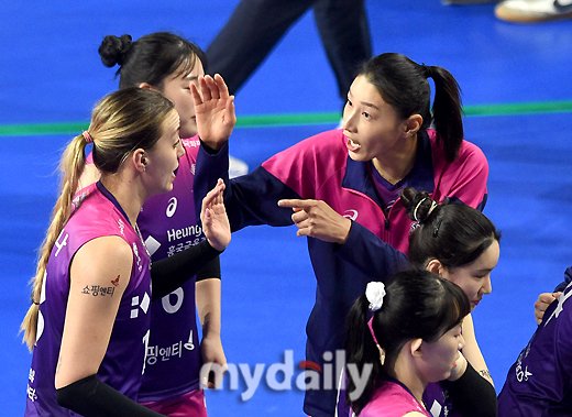 김연경을 '최고'라 부르는 이유…팀과의 신뢰는 깨졌지만 선수들을 이끄는 '리더십' [유진형의 현장 1Mm] : 네이트뉴스