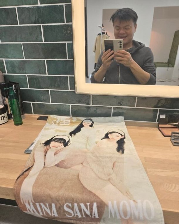 Park Jin-young, meeting his three daughters in Japan… A happy father's smile "Nice to meet you♡"