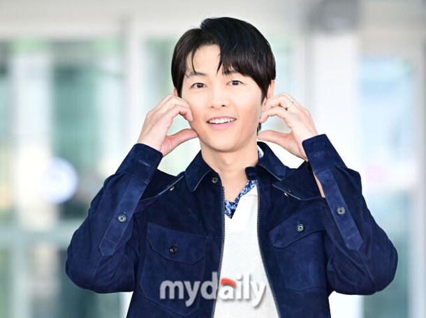 [MD포토] 송중기 &apos;우리 딸, 아빠 보고 있어?&apos;