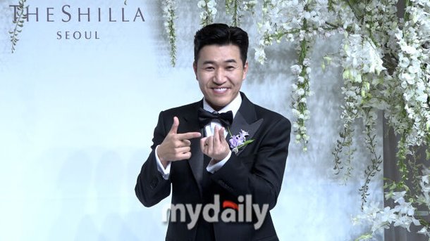&apos;2년 열애 끝&apos; 김종민, 11세 연하 김지원 닮은꼴과 결혼 사랑해 [MD현장](기자회견)