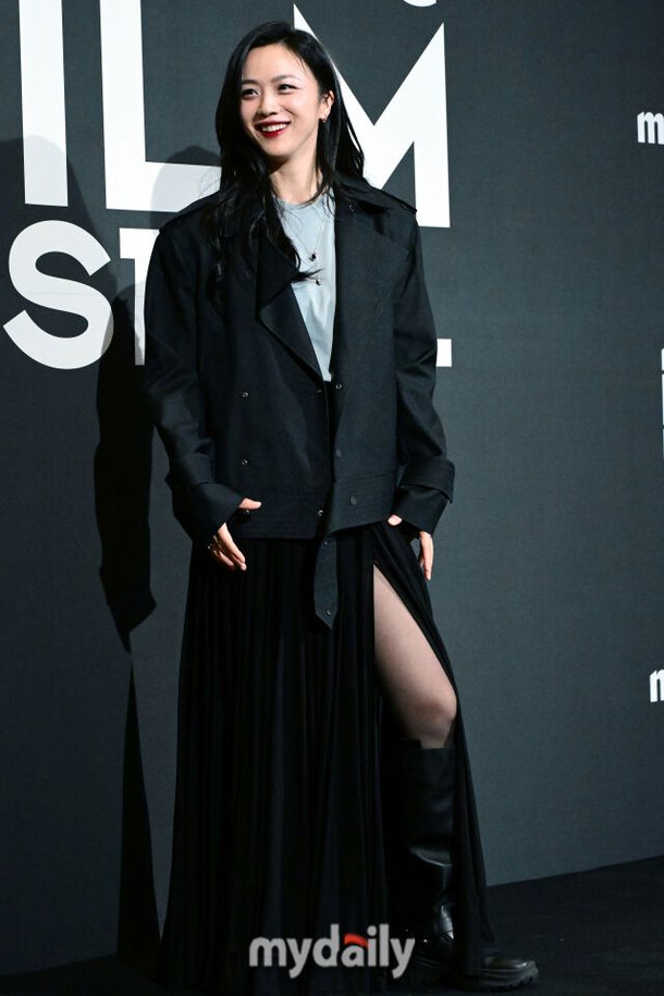 [MD포토] 탕웨이 '섹시한 각선미 살짝 드러내며'