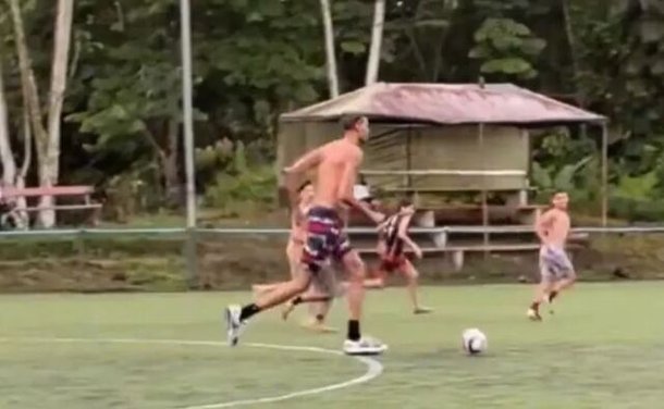 221cm→201cmリバプールの伝説での最長の「サッカー選手」の登場に世界はショックを受けました。