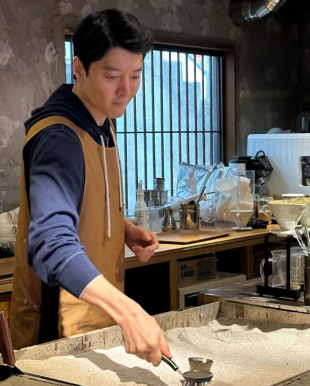 이동건, 황금연휴 카페 사장의 여유 400도 모래에서 끓여내는 커피