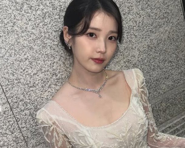 아이유, &apos;백상&apos; 무관이지만 &apos;너~무 좋아&apos;…무대 뒷이야기 공개