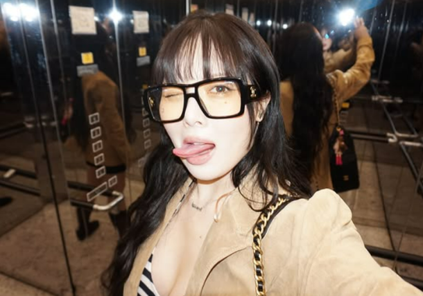 현아, ♥용준형이 사준 명품백 메고 찰칵…결혼 후 더 힙해졌어