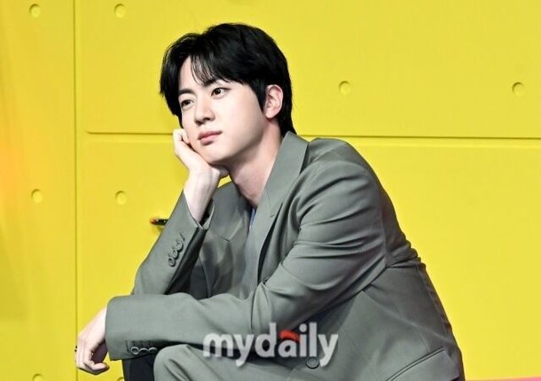 BTS 진에 입 맞춘 50대 日여성…자진 입국 뒤 검찰 송치 [MD이슈]