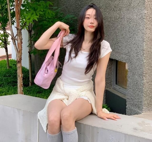 경리 &apos;청순美 폭발&apos;…발레코어 스타일로 완성한 봄 패션