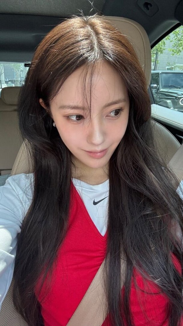 &apos;사모펀드 전무♥&apos; 효민, 결혼이 적성에 맞나…새댁 미모 물올랐네