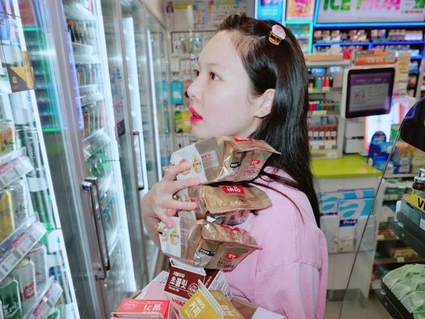 현아♥용준형, 명품백 들고 &apos;편의점 데이트&apos;