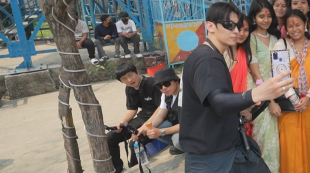 &apos;태계일주4&apos; 덱스, 네팔서 길거리 팬미팅…기안84 질투 폭발