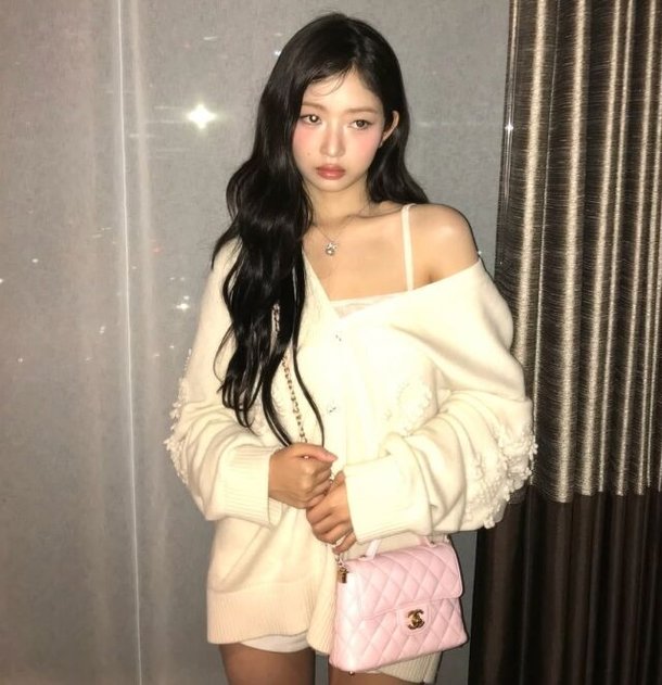 아이브 레이, 900만 원대 핑크 샤넬백 들고 인형 미모 폭발