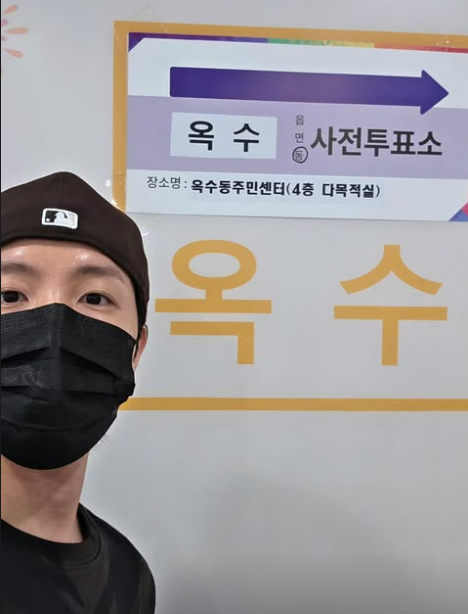 BTS 제이홉, &apos;블랙 의상+마스크&apos; 정치색 차단 투표 인증