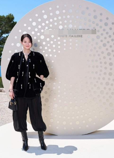 신민아, 알라딘 바지를 이렇게 소화한다고? 몸매가 명품