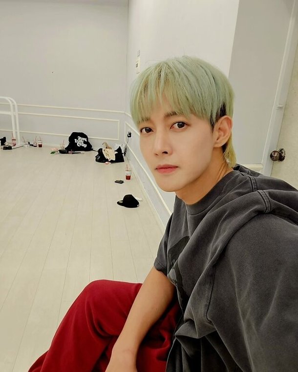 SS501 재결합 알린 김현중, 파격적인 헤어스타일 변신…팬 깜짝 놀라겠네