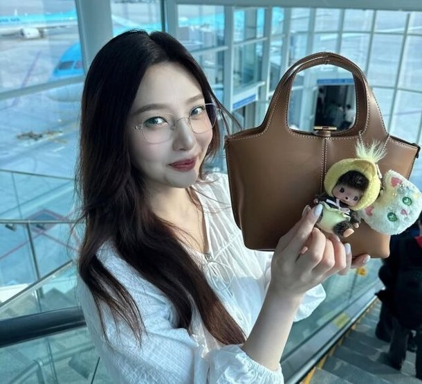 조이, 공항서 &apos;가방만한 키링&apos;으로 완성한 러블리 룩
