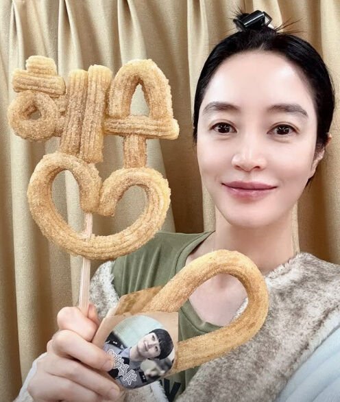 &apos;한남동 빌라 80억 매입&apos; 김혜수, 54살에 비현실적 동안 미모
