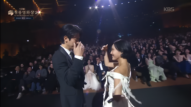 'Sexy' Hwasa, provokes in front of ex-boyfriend Park Jung-min… Sings 'Good Goodbye' [Blue Dragon Film Awards]