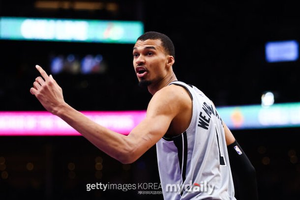 웸반야마가 휴스턴전에서 덩크하는 장면