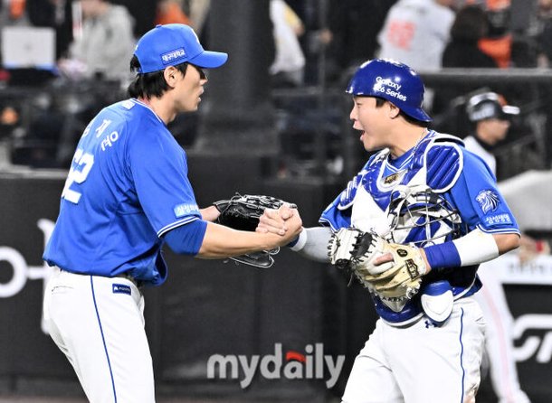 김재윤과 박세혁 승리 후 환호 장면
