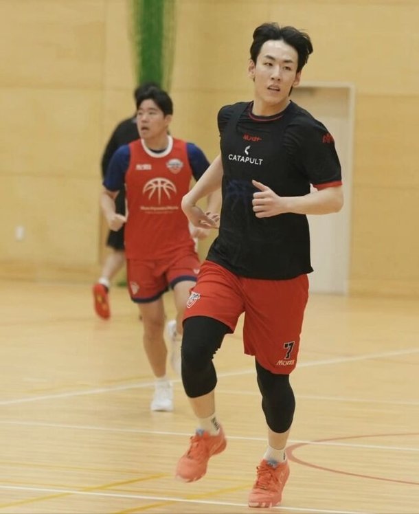 왼쪽 수술하니 오른쪽 발목이 말썽, 27세 가드 좌절하지 않는다…"답답하지만 팬들께 좋은 모습 보여드릴 것"