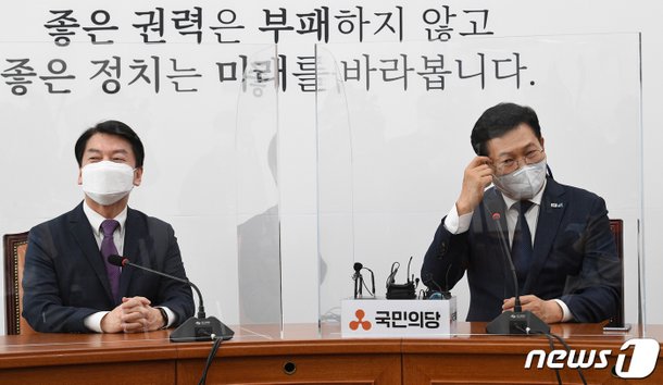 ë¨¸ë¦¬ ê¸ì ì´ëŠ