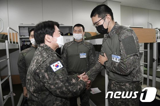군복입은 안철수, 1사단 신병교육대대 방문 : 네이트 뉴스