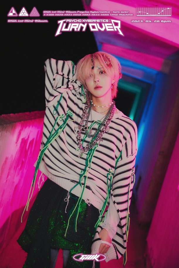 원위 기욱, 히피 스타일까지 완벽 소화…화려한 락스타 변신 : 네이트 연예