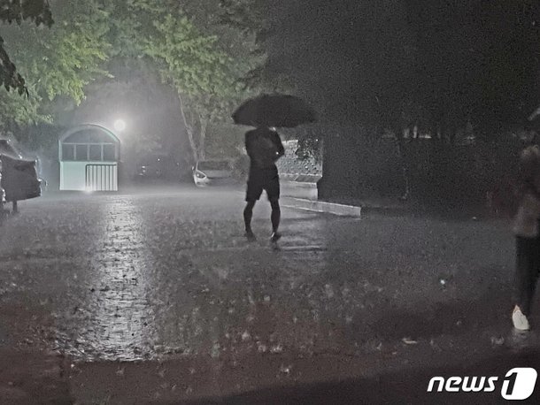 서울·경기 북부 시간당 30㎜ 이상 폭우…일부 지역 천둥·번개