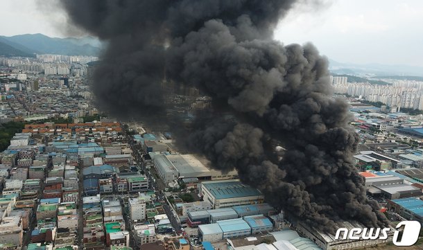 대구 서구 공장 화재…하늘로 치솟는 연기