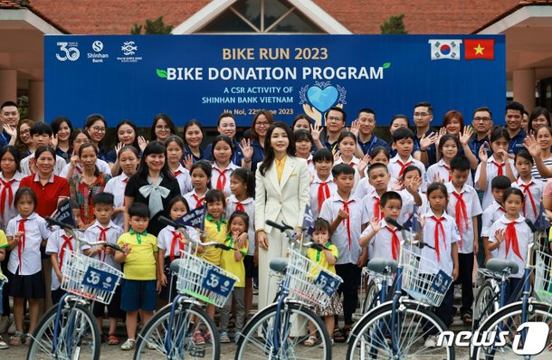 김건희 여사, 자전거 기부 행사 참석