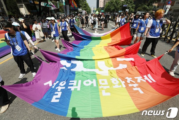 quot;인간답게quot; 서울 폭염 속 퀴어축제…성소수자 청소년·부모도 참가