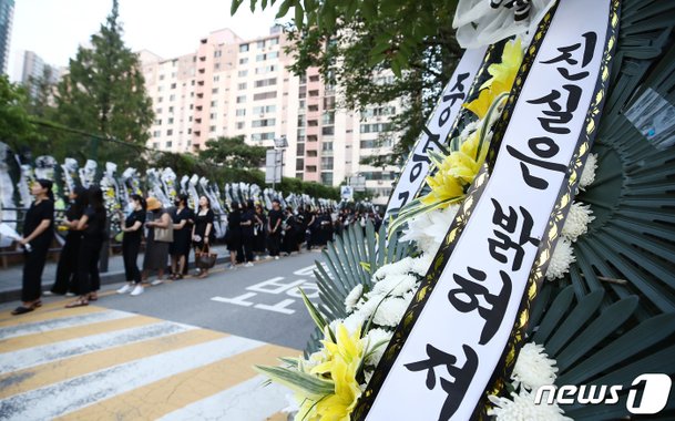 [뉴스1PICK]학교 앞 메운 국화꽃, 밤새 추모 행렬…교권추락에 들끓는 교단