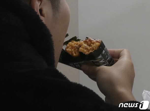 quot;출근 뒤 아침마다 김밥 먹는 신입 공무원…업무시간 따지면 꼰대?quot;