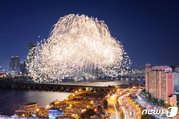 불꽃뷰 1박 600만원, 해외여행 수준…한강변 일부호텔 배짱 장사