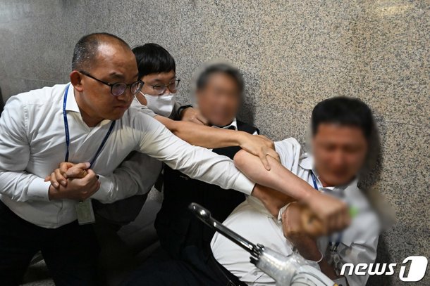 [뉴스1 PICK]국회서 이틀 연달아 흉기 난동…이번엔 이재명 대표실 앞