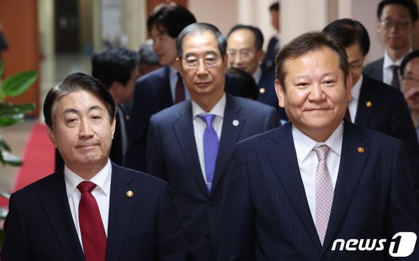 국무회의 참석하는 이상민·이동관
