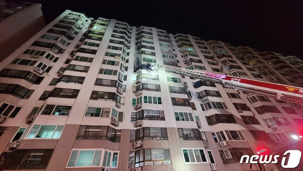 대구 검단동 15층 아파트 불…1명 심정지·2명 부상·200여명 대피