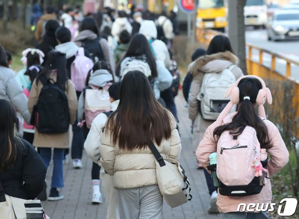출산율 세계 최저 "우리 책임인가요?"…청년들 "낳을 수가 없어요"
