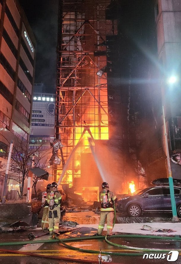 인천 호텔 주차장서 큰 불…대응 2단계 발령상보