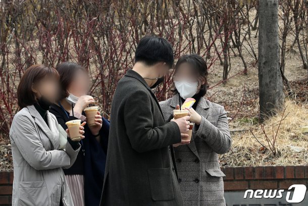 quot;제비뽑기로 스타벅스 커피 7번 샀다quot;…입사 3주차 인턴 하소연