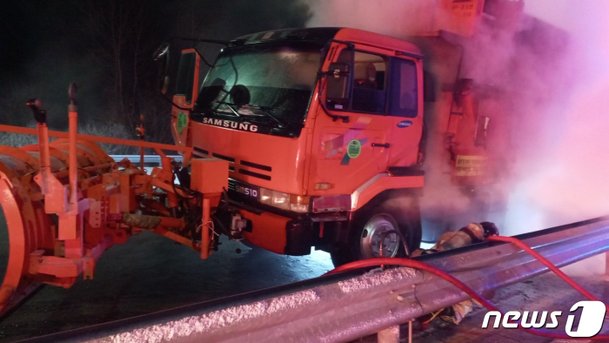 새벽 담양서 눈 치우던 제설차량에 화재…60대 운전자 긴급 대피
