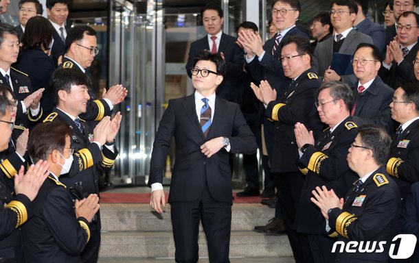 한나땡 웃음기 지운 민주당…심판론 강화냐, 위기감 고조냐