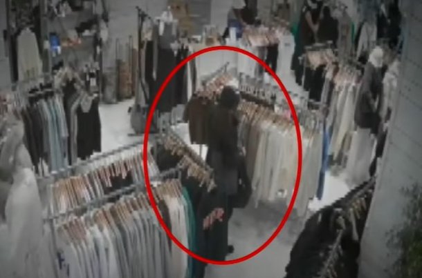 안양 백화점서 옷 훔친 여성 CCTV에…구경하는 척하다 가방에 쏙[영상]