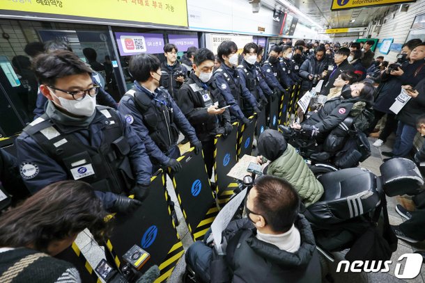새해 첫 지하철 탑승 시위 벌이는 전장연