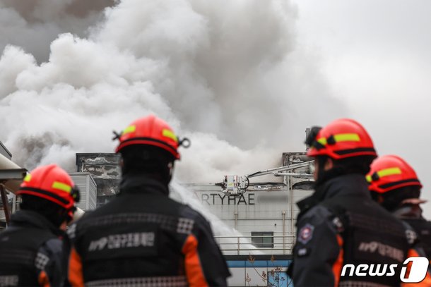 인천 산단 화재 11시간만에 큰 불길 잡혀…소방관 2명 부상종합