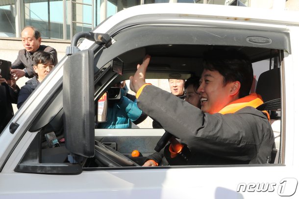 소형 트럭 탄 이준석 대표, 망원시장서 정책 홍보