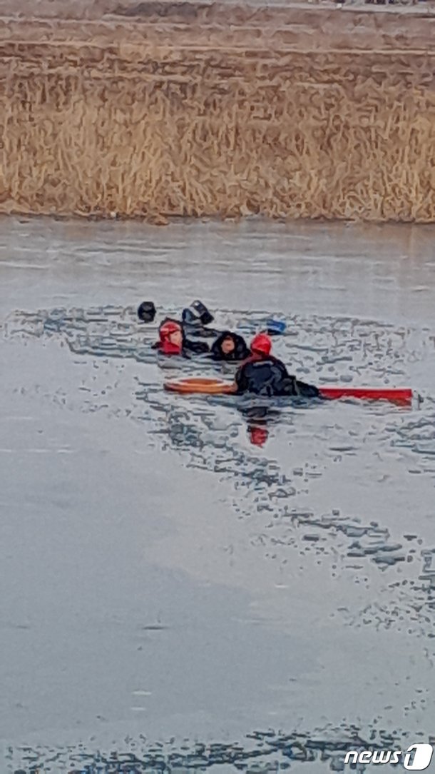 낚시터 위 얼음 걷다 물에 빠진 60대 남녀 2명…1시간여만에 구조