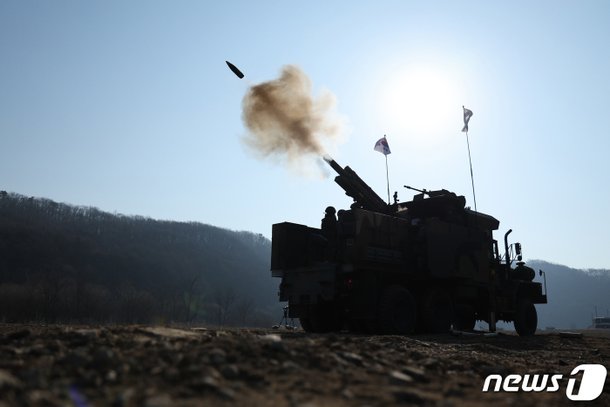 [뉴스1PICK]지축 흔드는 화력 17사단 K105A1 자주포 포탄 사격 훈련