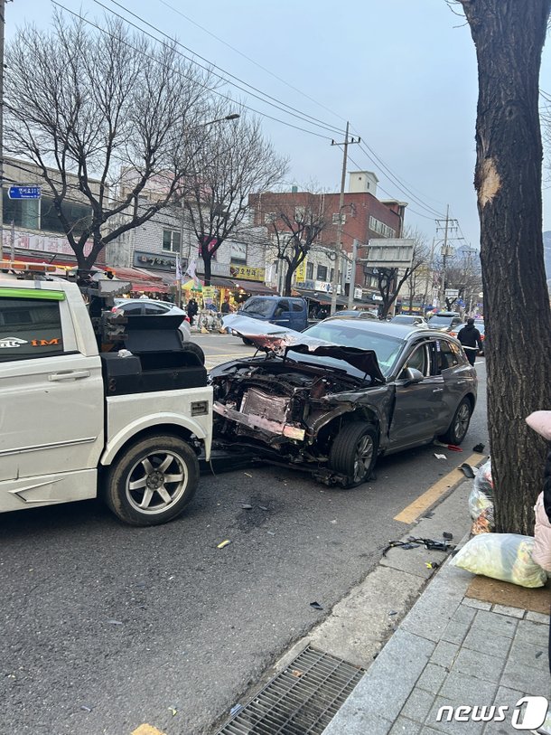 은평구 연신내역에서 8중 추돌사고, 최소 14명 사상자 발생