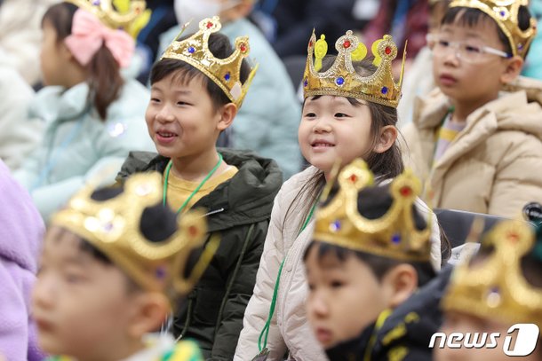 [뉴스1 PICK]우리가 미래의 주인공 왕관 쓴 초등학교 입학식